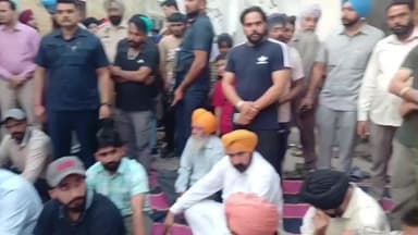 ਸਮਰਾਲਾ: ਸਮਰਾਲਾ ਦੇ ਪਿੰਡ ਮਾਣਕੀ ਵਿੱਚ ਗੋਲੀਆਂ ਮਾਰ ਕੇ ਕਤਲ ਓਏ ਨੌਜਵਾਨ ਦੇ ਪਰਿਵਾਰ ਨਾਲ ਦੁੱਖ ਸਾਂਝਾ ਕਰਨ ਪਹੁੰਚੇ ਕੇਂਦਰੀ ਮੰਤਰੀ ਰਵਨੀਤ ਸਿੰਘ ਬਿੱਟੂ