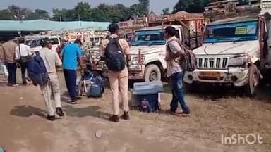 राजापाकर: राजा पागल प्रखंड के भलुई डिस्पैच सेंटर से मतदान कर्मी मतदान सामग्री के साथ बूथ की ओर रवाना