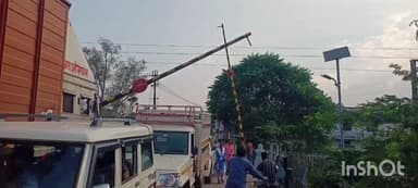 नौगांव: जाम के चलते फाटक बंद नहीं हो सका, खजुराहो इंटरसिटी ट्रेन 10 मिनट तक आउटर सिग्नल पर खड़ी रही