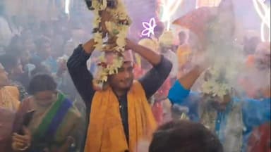 আউশগ্রাম ২: রাস উৎসবে মাতলেন আউশগ্রামের ছোট রামচন্দ্রপুরের বাসিন্দারা, উৎসব উপলক্ষ্যে রাধা মাধবের বিগ্রহকে গ্রাম পরিক্রমা করা হয়