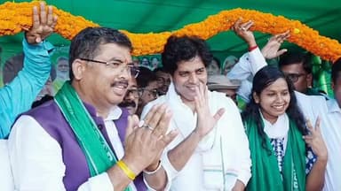 धमदाहा: धमदाहा विधानसभा के भोकराहा में राजद प्रत्याशी के पक्ष में विशाल जनसभा, राज्यसभा सांसद इमरान प्रतापगढ़ी शामिल