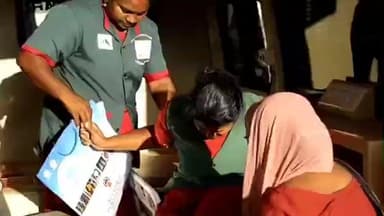 കൊടുങ്ങല്ലൂർ: കൊടുങ്ങല്ലൂർ എടവിലങ്ങ് കാതിയാളത്ത് ഹരിത കർമ്മ സേനാംഗത്തെ യുവതി ആക്രമിച്ചു