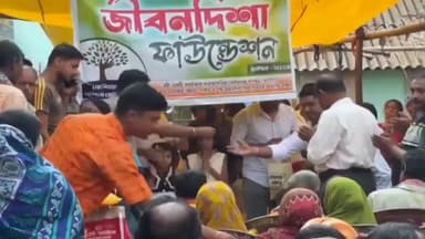 কেশিয়ারি: রাস উৎসব উপলক্ষে কেশিয়াড়িতে জীবন দিশা ফাউন্ডেশন এর উদ্যোগে মশারি বিতরণ