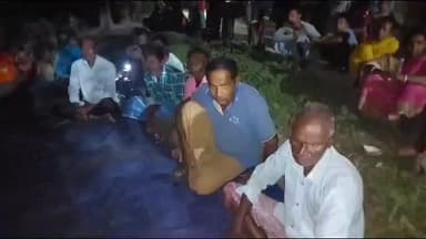 ডেবরা: বাড় ঝিকুরিয়া এলাকায় এস আই সংক্রান্ত বিষয়ে বোঝাতে সাধারণ মানুষের দরবারে তৃণমূলের অঞ্চল সভাপতি