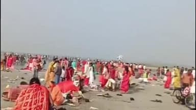 पारू: धरफरी: कार्तिक पूर्णिमा पर नारायणी घाट पर उमड़ी श्रद्धालुओं की भीड़, सुख-समृद्धि की कामना की