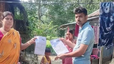 বামনগোলা: বুধবার দুপুরে বামনগোলায় ১১২ নম্বর বুথে SIR ফরম বিলি শুরু