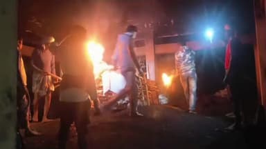 মেমারি ১: ধর্মের ঊর্ধ্বে মানবতা, মেমারিতে হিন্দুর দেহ সৎকার কার্যে এগিয়ে এলো মুসলিম যুবকের দল