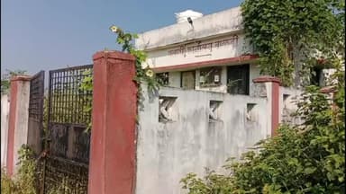 उमरखेड: बाळदी येथील तलाठी कार्यालय कुलूप बंद ; शेजारी पडला गाजर गवताचा वेढा