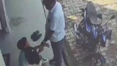 बनेड़ा: बनेड़ा तहसील के गांव रायला में बेल बजाने पर डॉक्टर का गुस्सा फूटा, 10 साल के बच्चे से की मारपीट, वीडियो हुआ वायरल