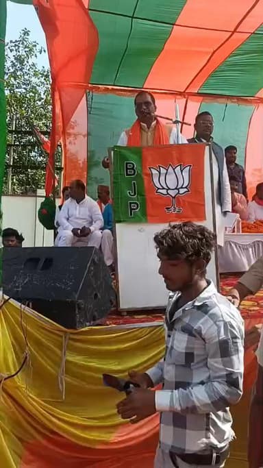 भभुआ विधानसभा के बेलाव में एनडीए प्रत्याशी भारत बिंद के पक्ष में सांसद मनोज तिवारी जी के साथ कमल का बटन दबाकर भारी मतों से विजई बनाने के लिए आग्रह किया