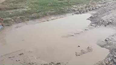 Nonapur se Harahara Road me 3 sal se yahi position ha gali me pani bhara rahta hai yahan koi Dekh rekh nahi hai.