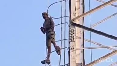 पलिया: संपूर्णानगर कस्बे में छठ मैया के भक्त ने छठ घाट से कब्जा हटवाने के लिए चढ़ा हजारों फीट के टावर पर