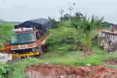 అయిజ: అయిజ మండల కేంద్రంలోని కాల్వర్ట్ లోకి దూసుకెళ్లిన డిసిఎం...తప్పిన ప్రమాదం