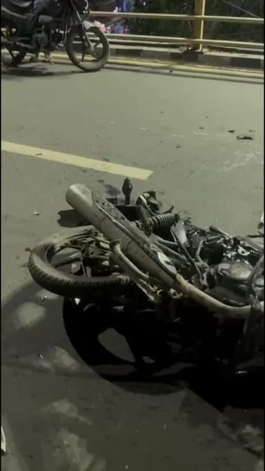 மயிலாப்பூர்: ராயப்பேட்டை பீட்டர்ஸ் மேம்பாலத்தில் பைக் ரேஸில் பேன்சி கடை ஓனர் மற்றும் ரேசில் ஈடுபட்ட இளைஞர் சம்பவ இடத்தில் பலி போலீஸ் விசாரணை