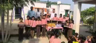 सुरेंद्र सिंह भदौरिया के द्वारा प्राथमिक विद्यालय भौंरा में पूरे महीने में शत प्रतिशत उपस्थित रहने वाले बच्चों को स्टेशनरी की सामग्री प्रदान कर के सम्मानित किया गया,
प्रधान जी ने विद्यालय के समस्त स्टाफ को भी कलम देकर सम्मानित किया