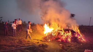 कौंच: छानी गांव में श्मशान घाट का रास्ता दलदल में तब्दील, नहर किनारे बुजुर्ग का अंतिम संस्कार, 5 माह से रास्ता खराब