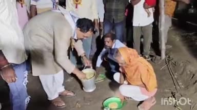 রতুয়া ২: কীর্তনের অনুষ্ঠানে নিজ হাতে অন্য ভোগ বিতরণ করলেন বিধায়ক, গোলাশিবগঞ্জ এলাকায় জমজমাট আয়োজন