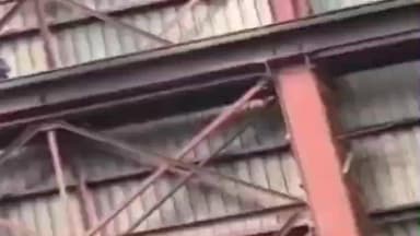 सेमरिया: छिझबार सीमेंट प्लांट में हाई-वोल्टेज ड्रामा: प्रमोशन और वेतन विवाद में कर्मचारी क्रेन पर चढ़ा