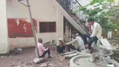 कौंच: कोंच नगर में सहकारी समिति जुझारपुरा में किसानों को समय पर खाद नहीं मिल रही, परेशान किसानों ने दी जानकारी