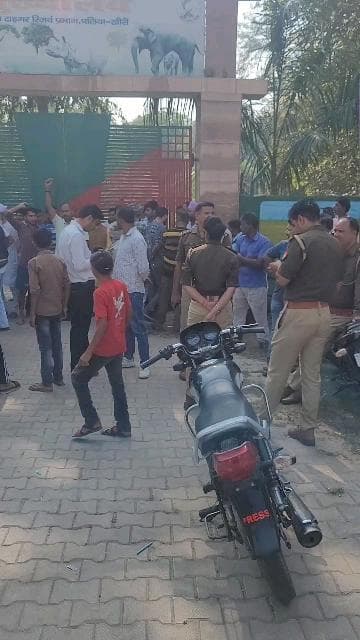 बसन्तापुर खुर्द में बाघ के हमलों से आक्रोशित ग्रामीणों का फूटा गुस्सा, दुधवा मुख्यालय पर किया जाम