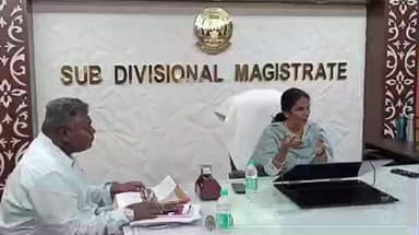 திருச்செங்கோடு: வருவாய் கோட்டாச்சியர் அலுவலகத்தில் வாக்காளர் பட்டியல் சிறப்பு சீர்திருத்தம் குறித்து நடைபெற்ற ஆய்வு கூட்டத்தில் மாவட்ட ஆட்சியர் பங்கேற்றார்