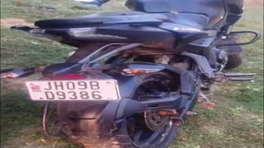 पेटरवार: खेतको पारटांड के पास पुलिस ने लावारिस हालत में पल्सर बाइक बरामद की