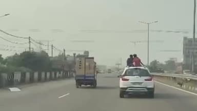 ਜਲੰਧਰ 1: ਨੈਸ਼ਨਲ ਹਾਈਵੇਅ 'ਤੇ ਕਾਰ ਦੀ ਸਨਰੂਫ 'ਤੇ ਬੈਠ ਕੇ ਬੱਚੇ ਉਡਾ ਰਹੇ ਸਨ ਨਿਯਮਾਂ ਦੀਆਂ ਧੱਜੀਆਂ, ਪੁਲਿਸ ਨੇ ਲਿਆ ਐਕਸ਼ਨ