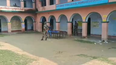 गायघाट: रजुआ घाट पर अधूरे पुल निर्माण से ग्रामीणों का वोट बहिष्कार, बीडीओ के आश्वासन पर शुरू हुआ मतदान