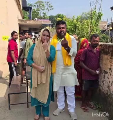 बरियारपुर: महागठबंधन प्रत्याशी अविनाश कुमार विद्यार्थी उर्फ मुकेश यादव ने पत्नी संग किया मतदान