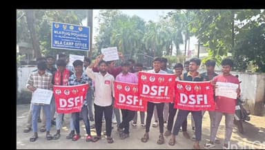 నర్సంపేట: స్కాలర్ షాప్ లని విడుదల చేయాలని,నర్సంపేట ఎమ్మెల్యే క్యాంప్ కార్యాలయం ముందు డీఎస్ఎఫ్ఐ విద్యార్థి సంఘాల నిరసన,