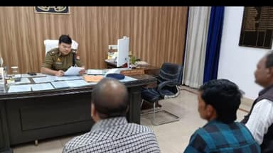 बिलारी: एसपी देहात कुबर आकाश सिंह ने जनसुनवाई में फरियादियों की समस्याएं सुनीं