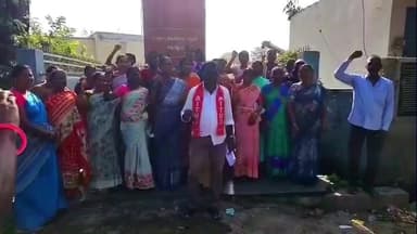 పెద్దపల్లి: మధ్యాహ్న భోజన వర్కర్ల సమస్యలు పరిష్కరించాలని అమరవీరుల స్తూపం వద్ద ఆందోళనకు దిగిన మధ్యాహ్న భోజన వర్కర్లు