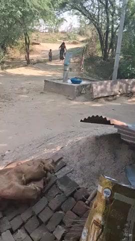 Ghar ke samne gobar dala ja raha hai