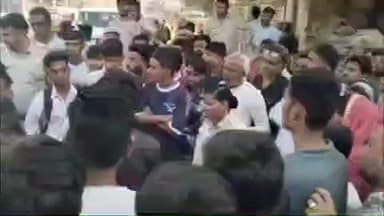 पिंडवाड़ा: आमली रोड पर पीछे से आ रही कार ने सवारी टेंपो को मारी जोरदार टक्कर, टेंपो विद्युत लाइन से जाकर टकराया