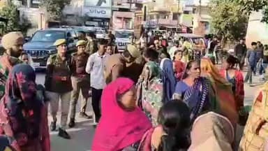 मुरादाबाद: मंडी समिति पर आरोपियों की गिरफ्तारी की मांग को लेकर परिजनों ने शव रखकर किया हंगामा