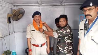 मेदिनीनगर (डालटनगंज): मेदिनीनगर में सतेंद्र दुबे ने नए ट्रैफिक प्रभारी के रूप में पदभार संभाला, जवानों ने किया स्वागत