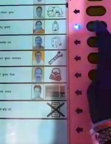 सुखासन पंचायत में आज वोटिंग का काम हो रहा है