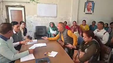 धर्मपुर: काम की मांग को लेकर मनरेगा मजदूरों ने धर्मपुर बीडीओ कार्यालय का किया घेराव