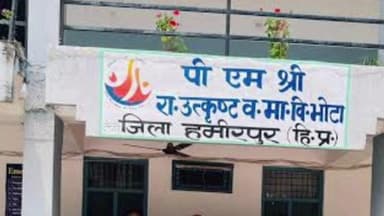 भोटा: भोटा स्कूल की प्रधानाचार्य ने स्कूल की लैब के संबंध में हिमुण्डा के डायरेक्टर राजेश बन्याल से की मुलाकात