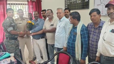 रंका: रंका थाना प्रभारी रवि कुमार केसरी को भाजपा कार्यकर्ताओं ने बुके देकर सम्मानित किया