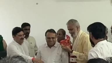 ಹಳಿಯಾಳ: ಪಟ್ಟಣಕ್ಕೆ ಭೇಟಿ ನೀಡಿದ ಸಂಸದ ವಿಶ್ವೇಶ್ವರ ಹೆಗಡೆ ಕಾಗೇರಿ, ಕೆಡಿಸಿಸಿ ಬ್ಯಾಂಕಿನ ಚುನಾವಣೆಯಲ್ಲಿ ಸತತ 7ನೇ ಬಾರಿ ಗೆದ್ದ ಘೋಟ್ನೇಕರಿಗೆ ಸನ್ಮಾನ