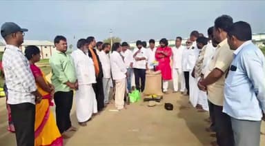 అయిజ: అయిజ మండల కేంద్రంలోని వరి ధాన్యం కొనుగోలు కేంద్రాన్ని ప్రారంభించిన కాంగ్రెస్ పార్టీ రాష్ట్ర అధికార ప్రతినిధి షేక్షవలి