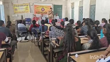 सरदारपुर: राजगढ़ में ऑपरेशन मुस्कान के तहत टीआई दीपक सिंह चौहान ने कॉलेज के विद्यार्थियों से किया संवाद