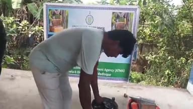 গড়বেতা ২: মধু উৎপাদনে আগ্রহী গড়ে তুলতে মধু উৎপাদন ও মৌমাছি পালনের প্রশিক্ষণ ও বিতরণ গোয়ালতোড়ে