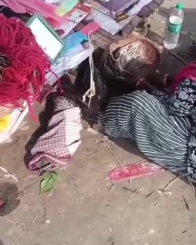 मनिहारी: #vairal vidio गंगा तट पर पूजा सामग्री दुकान पर महिला का मछली बनाते हुए वीडियो हुआ वायरल, स्थानीय लोगों में आक्रोश।