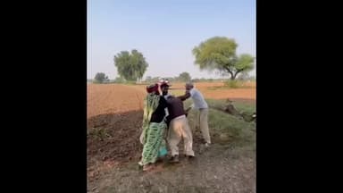 मऊरानीपुर: मऊरानीपुर क्षेत्र में दबंगई, खेत में बुवाई करने गए किसान को पीटा, वीडियो हुआ वायरल