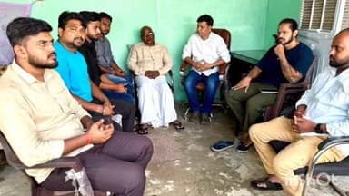 मेराल: चामा गांव में झामुमो जिलाध्यक्ष शम्भू राम की पत्नी के निधन पर पहुंची जिला कमिटी