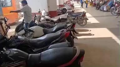 सुल्तानपुर: सुलतानपुर रोडवेज स्टेशन का प्रतीक्षालय बना बाइक स्टैंड, यात्री प्रतीक्षालय की जगह अन्य स्थानों पर कर रहे हैं इंतजार