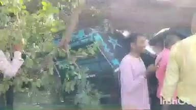 गढ़ी: परतापुर के सुभाषचंद्र बॉस स्टेडियम के पास एक बड़ा वृक्ष गिरने से मची अफरातफरी, वाहन दबे और विद्युत पोल टूटे
