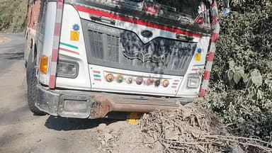 नमहोल: नमहोल के पास नाली में घुसा मल्टीएक्सल ट्रक, हुआ नुकसान